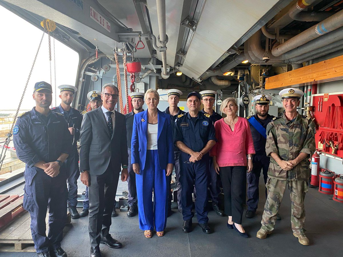 ALehenanff's tweet photo. Merci aux autorités djiboutiennes pour leur accueil et les riches échanges durant ces 4 jours de mission pour la @AN_Defense 

Heureux d’avoir partagé ce deplct auprès de madame l’ambassadrice de 🇫🇷 et de toutes les forces françaises @FFDJ_Officiel 

#TCMD https://t.co/V8diEl4zSN
