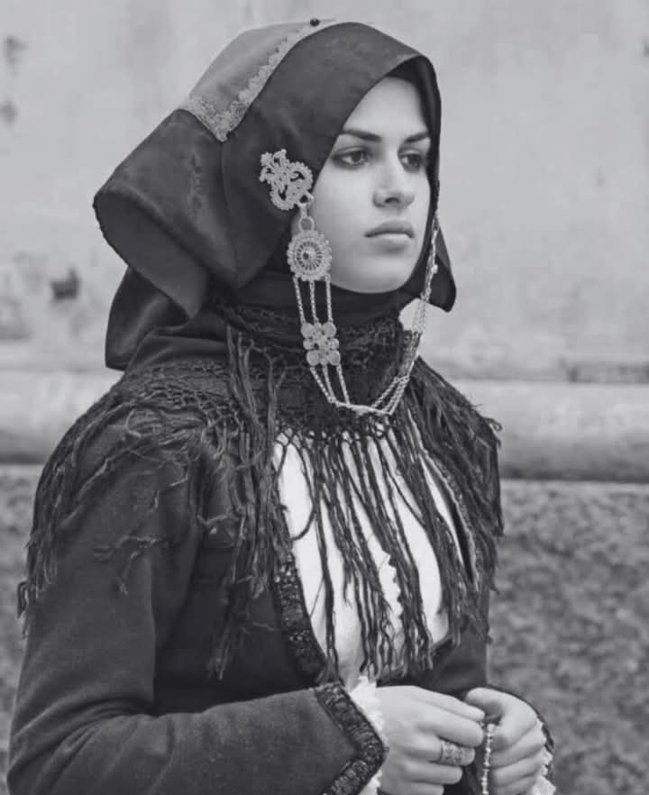 Ma poi scusate vogliamo smetterla di dare dell’ignorante a chi parla in dialetto? I dialetti sono la cosa più bella che ci sia! 

Il dialetto è più di una lingua: è la lingua dei sentimenti, è la lingua senza filtri, che senza troppi giri di parole ti dice quello che uno pensa,