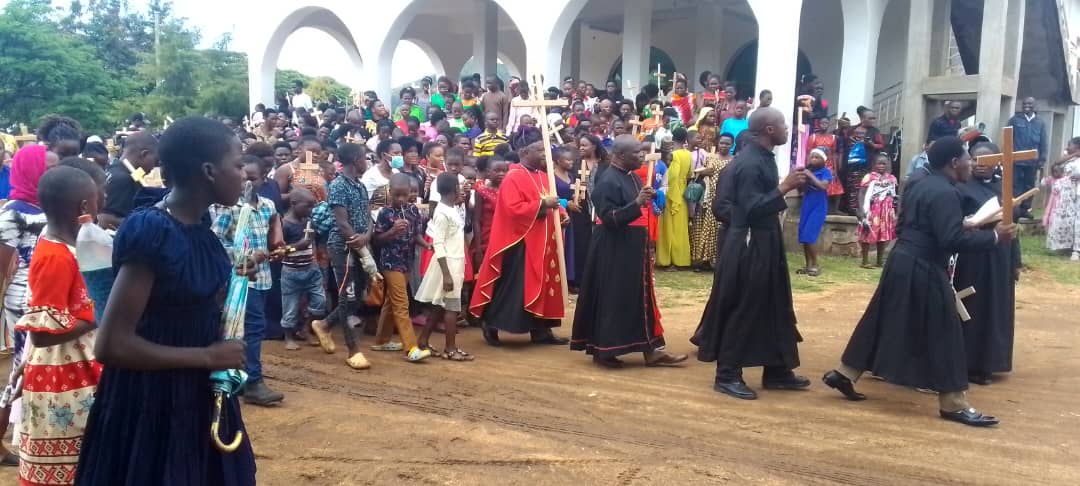 SrdSouth's tweet image. The Journey to Calvary: 
St. Paul&apos;s Cathedral imitate Jesus Christ&apos;s journey to Calvary with Bishop Nason Baluku (in Red) leading the Team. 
@bkyosia @BishopsVoice @WADiocese @MuhaburaDiocese @diocese_kampala