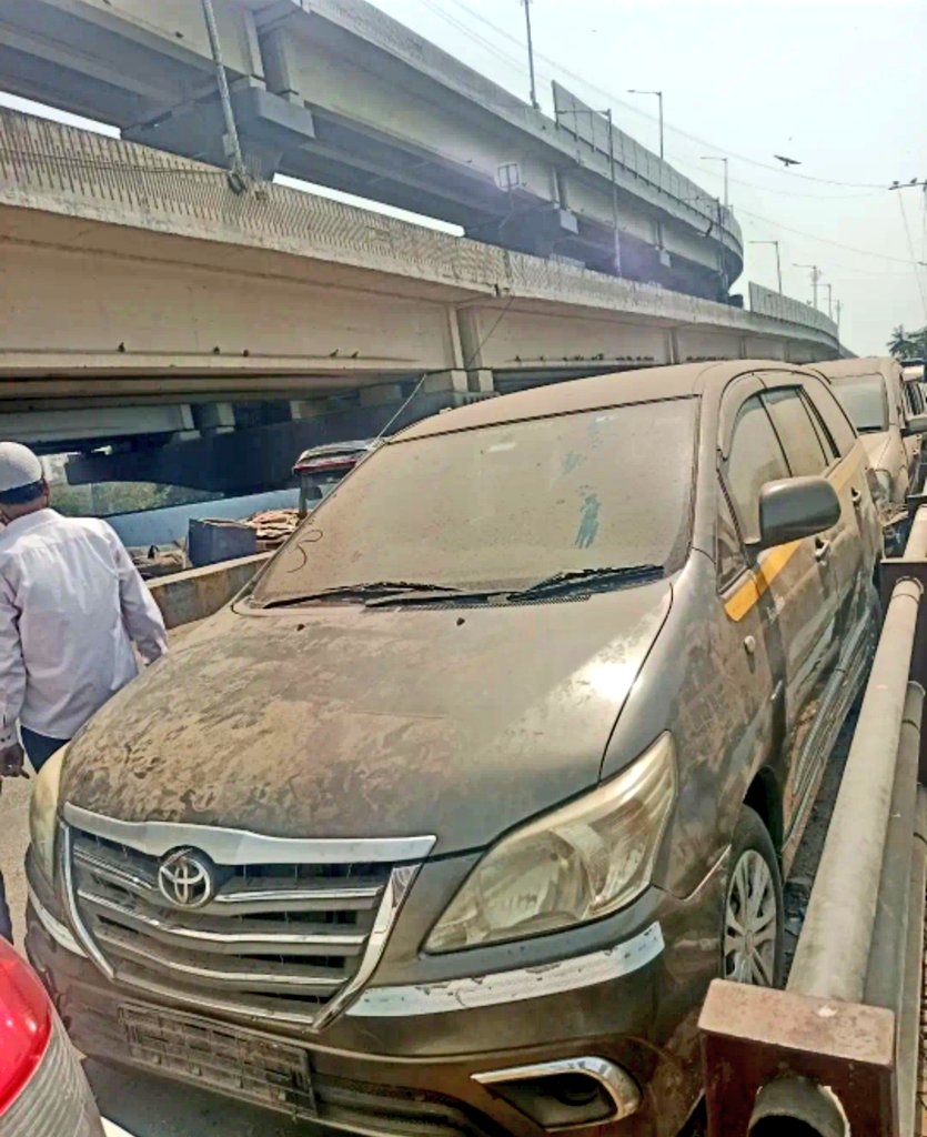 anticorrupt_IND's tweet photo. @mybmc Pls clear this mess first. The roads and footpaths are fully covered by scarp materials by scarp mafia. Below SCLR Flyover at BKC-CST Link Rd near @timesofindia office Kalina. @MMRDAOfficial plots are also encroached by these goons by dumping scrap. @CPMumbaiPolice @mybmcWardHE https://t.co/FsM1fciZtJ