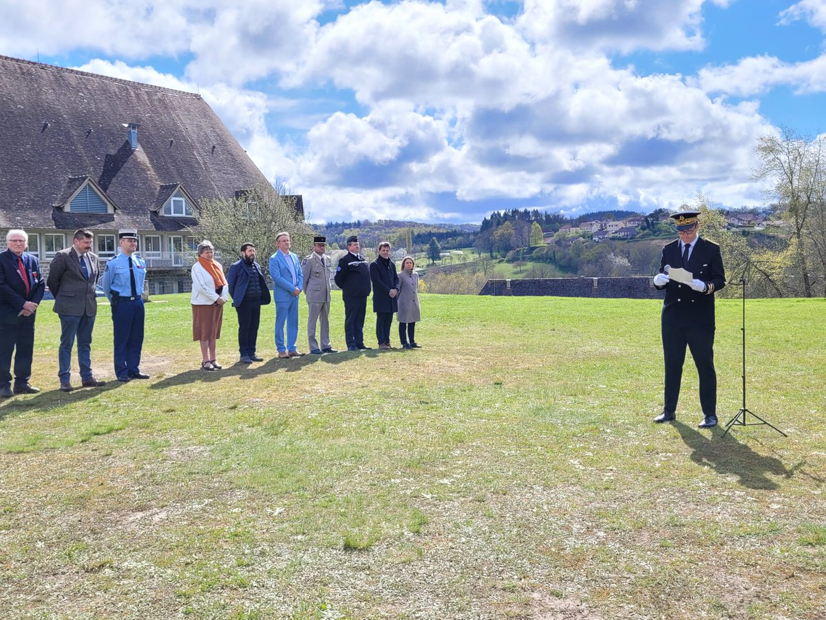 #EngagementCivique | Yann LE NORCY #DirCab23 a présidé une cérémonie de clôture du #ServiceNationalUniversel, ce 17 avril 2025 au <a href="/LMBFelletin/">LMB de Felletin</a>.
Ce séjour de cohésion d’avril de 12 jours, a réuni 92 volontaires dans le cadre des Classes et Lycées Engagés.
➡️facebook.com/prefetdelacreu…