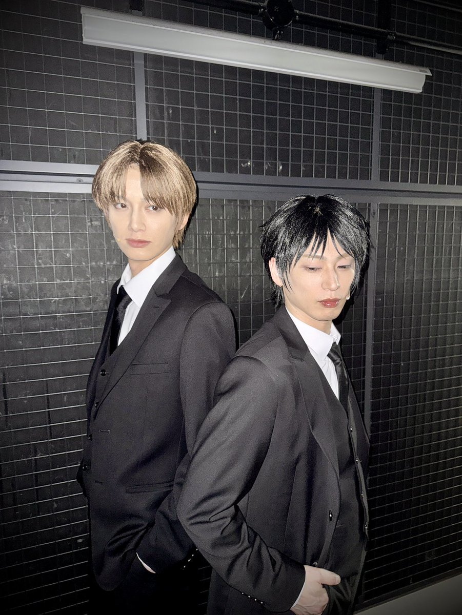 kento_leo9's tweet photo. 本日もワーステありがとうございました。
スーツ似合ってるじゃん。俺には敵わないが。なんか前も横にいた気がするんだよね。気のせいかな。
#ワーステ https://t.co/T6UAnLDzAW