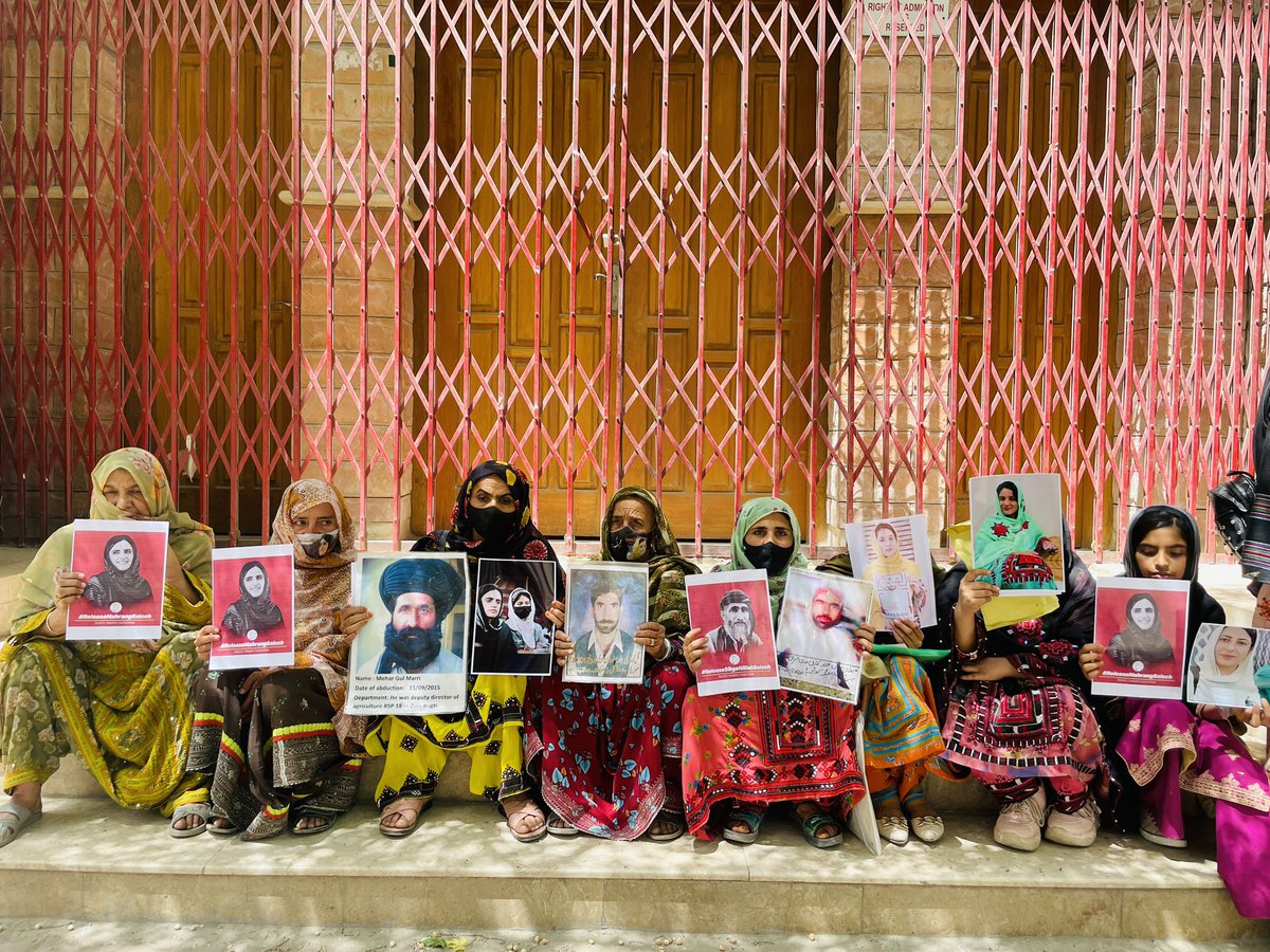 احتجاجی دھرنا بمقام پریس کلب کوئٹہ

گزشتہ ایک مہینے سے بلوچستان بھر میں تھری ایم پی او کے تحت غیر قانونی طور پر درجنوں سیاسی کارکنان کو پولیس نے زیرحراست رکھا ہوا ہے جن کی کوئی قانونی حیثیت نہیں ہے جس کا مظاہرہ ڈاکٹر ماہ رنگ بلوچ کے کیس میں فیصلے کے دن ہمارے سامنے آیا جب معزز