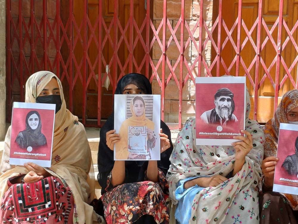 NadiaBaloch99's tweet photo. احتجاجی دھرنا بمقام پریس کلب کوئٹہ

گزشتہ ایک مہینے سے بلوچستان بھر میں تھری ایم پی او کے تحت غیر قانونی طور پر درجنوں سیاسی کارکنان کو پولیس نے زیرحراست رکھا ہوا ہے جن کی کوئی قانونی حیثیت نہیں ہے جس کا مظاہرہ ڈاکٹر ماہ رنگ بلوچ کے کیس میں فیصلے کے دن ہمارے سامنے آیا جب معزز عدالت نے فیصلہ سنانے کے بجائے ڈاکٹر ماہ رنگ بلوچ کا کیس وزیر داخلہ کے حوالے کیا جس سے یہ بات ثابت ہوتی ہے کہ یہ تمام کیسز قانون کے بجائے سیاسی مقصد کیلئے لگائے گئے ہیں جن کا بنیادی مقصد سیاسی لوگوں کو زیر کرکے بلوچستان میں غیر قانونی اور غیر انسانی سلوک کو شدت دیا جائے۔ اسی مقصد کے تحت ڈاکٹر ماہ رنگ، شاہ جی، گل زادی، بیبگر اور دیگر درجنوں کارکنان مختلف جیلوں میں بند کیے گئے ہیں جبکہ بلوچستان کے دیگر علاقوں میں اس ناانصافی کے خلاف اٹھنے والے آوازوں کو دبانے کیلئے پولیسی طاقت اور تشدد کا سہارہ لے رہی ہے۔ جبکہ دوسری جانب بلوچستان بھر میں جبری گمشدگیوں کے واقعات میں شدت سے اضافہ دیکھا گیا ہے اور گزشتہ چند دنوں کے اندر درجن افراد کو ماورائے عدالت قتل کر دیا گیا ہے اور یہ سلسلہ دن بدن شدت اختیار کرتا جا رہا ہے۔ 
اس ناانصافی کو مدنظر رکھتے ہوئے ڈاکٹر ماہ رنگ بلوچ و تھری ایم پی او کے تحت گرفتار سیاسی کارکنان و سیاسی اسیران کی جبری گمشدگی و گرفتاری کے خلاف پریس کلب کوئٹہ میں لواحقین نے ایک احتجاجی کیمپ لگا دی ہے۔ احتجاجی کیمپ کا مقصد ان غیر قانونی، غیر آئینی اور غیر انسانی سلوک کے خلاف آواز اٹھایا جائے۔ 
ہم تمام گرفتار سیاسی کارکنان، جبری گمشدگی کے شکار سیاسی اسیران کے لواحقین سے اپیل کرتے ہیں کہ وہ کیمپ آکر ان ناانصافیوں کے خلاف جاری جدوجہد میں ہمارا ساتھ دیں تاکہ ہم اس ریاست کے اندھے قانون کو جگانے کی کوشش کریں اور بلوچستان میں شہریوں کے حقوق کی تحفظ کو یقینی بنائے۔ 
ہمیں اس وقت مسلسل اور محنت کش جدوجہد کی ضرورت ہے تاکہ بلوچستان میں جاری غیر انسانی جبر اور زیادتیوں کے خلاف ایک منظم آواز بلند کر سکیں اور دنیا کو اس حوالے سے آگاہ کر سکیں۔