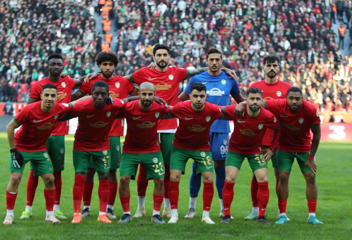 360Gazete's tweet image. Amedsporlu futbolcular, Çorum maçında 'Dualarımızı seninle Sırrı Süreyya Önder' pankartıyla sahaya çıkacak.