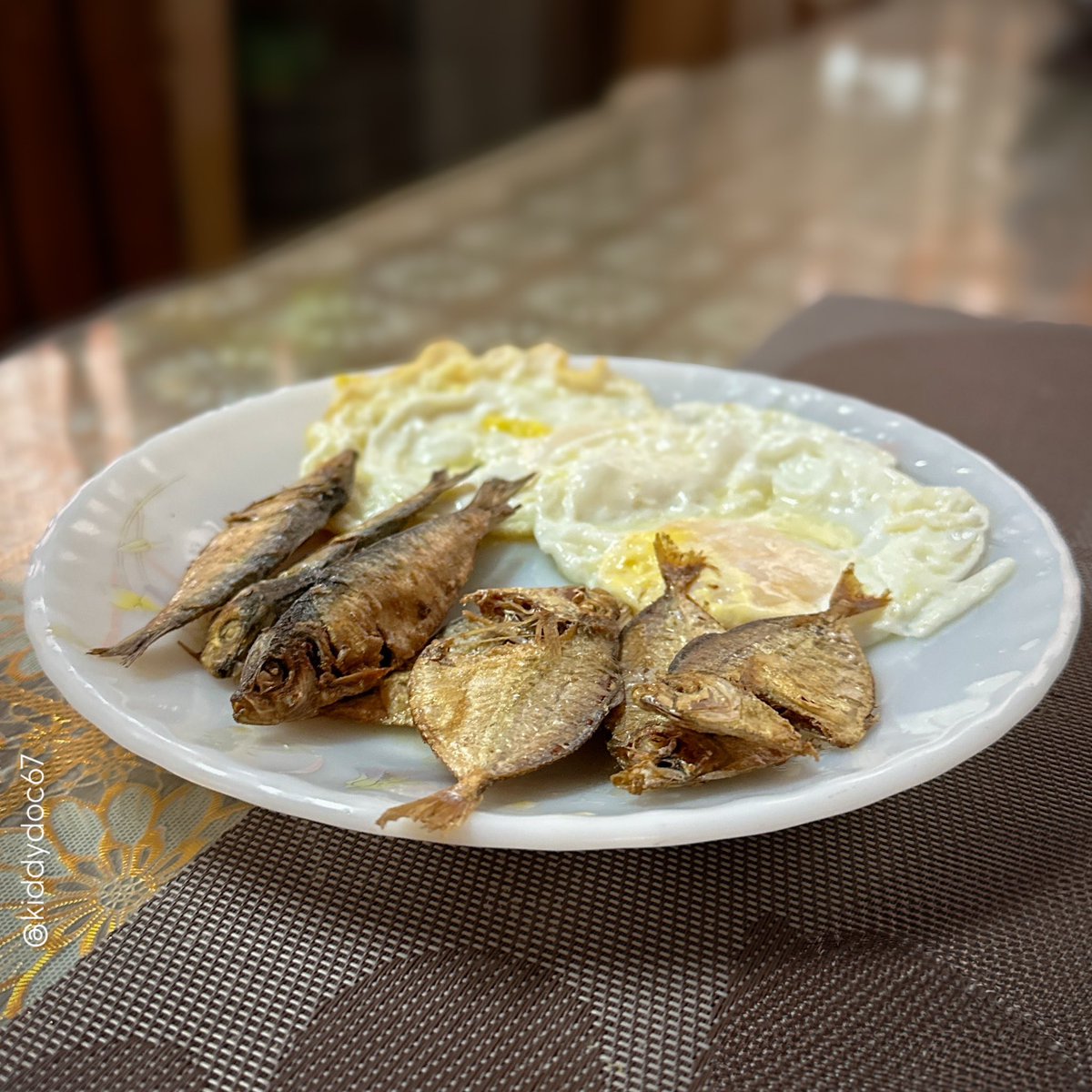 kiddydoc67's tweet photo. Requested para #almusal ng kaplog (kape☕️ at itlog🍳🤭).
Saka tuyo (hawot) + sinangag.
I seldom eat rice for #breakfast at ayan nga, sarap eh napadami kaen.🫃
#goodfriday #breakfast #silog https://t.co/K4S1MtOgcf