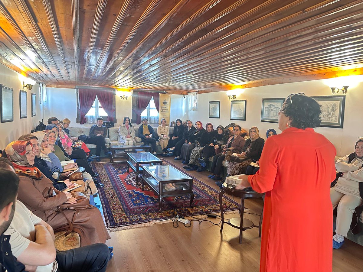 Trabzon İl Milli Eğitim Müdürlüğü Öğretmen Akademileri  Kapsamında Edebiyat Akademisi bünyesinde  Prof. Dr. Ülkü ELİUZ tarafından “Anlatıda Zaman“konulu eğitimi gerçekleştirildi.