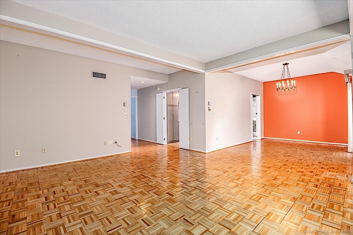 KathyHamiltonCT's tweet photo. 644 Heritage Village Unit A, Southbury, CT, 06488
3 bed | 2 bath 1716 Sq. Ft.
Active | 334900
https://t.co/VlQ1fFxmgM
Don't miss your chance to own this charming 3 bedroom, 2 bath end unit condo at Heritage Village. Enjoy the convenience of a flat, illuminated walkway with no... https://t.co/kJwPXuG8vW