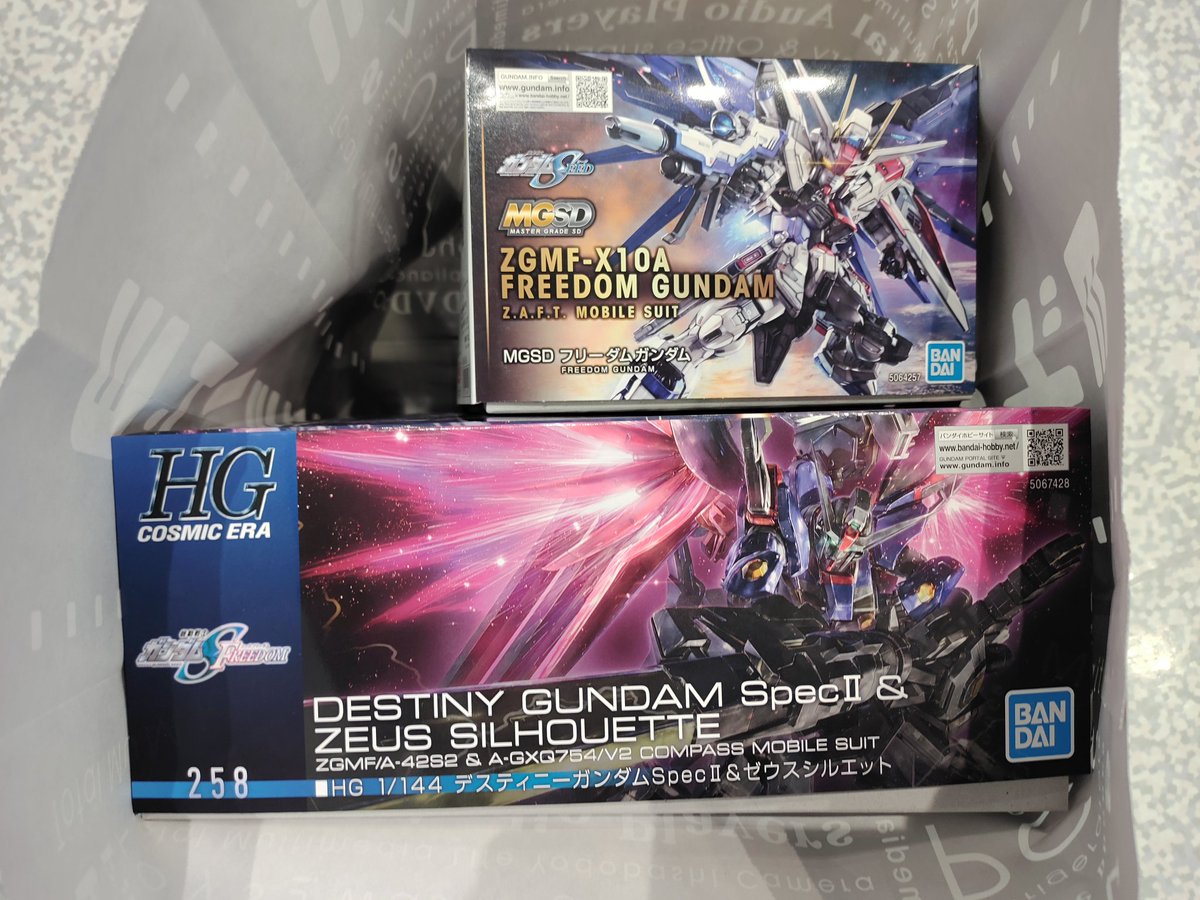 念願のゼウスシルエット嬉しすぎる。たまたま再販ツイートみて梅田おったからよかった。フリーダムもついでにゲット。転売から買わず、再販で買えてごっつ嬉しい。