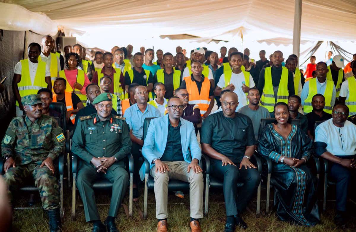 yim_africa's tweet photo. Umuyobozi wintara y’uburasirazuba @PudenceR  ari mu Karere ka @KayonzaDistrict  arimo kugeza ikiganiro ku rubyiruko rusaga 700 rwitabiriye #RVC2025 , kigaruka ku ruhare rw’urubyiruko mu kubaka igihugu ahanini rwifashishije ikoranabuhanga ! https://t.co/tC5fw7lnIC