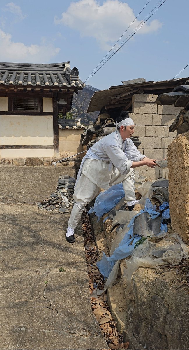 화마로 피해를 입은 안동에
봉사 다녀왔소. 
만휴정과 묵계서원, 그리고 묵계리를
정리하였는데,

화마가 끝났다고 하여,
모든 상황이 종료되었다 생각했는데,

불은 끄고 나서가
가장 중요한 시기인 것 같소.