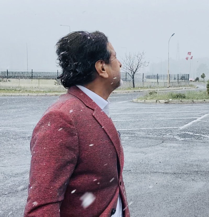 Hak şerleri hayreyler
Zanetmeki gayreyler
Arif anı seyreyler
Mevla görelim neyler, 
Neylerse güzel eyler
CUMANIZ MÜBAREK OLSUN