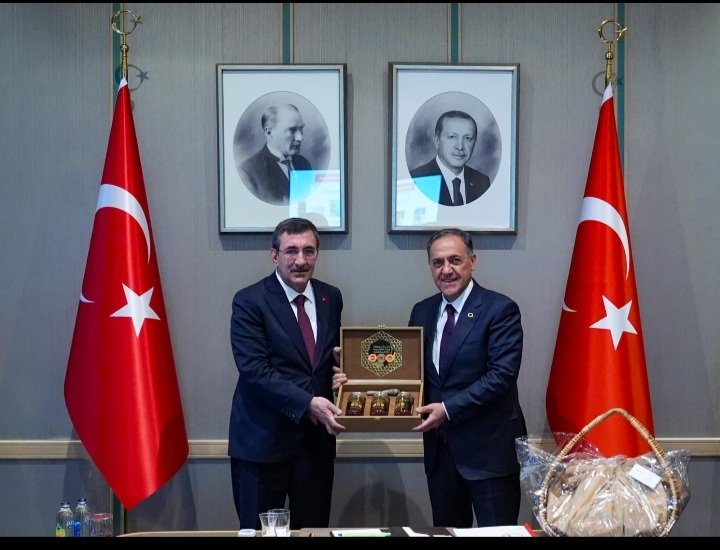 bingol_c's tweet photo. Cumhurbaşkanı Yardımcımız Sayın Dr. Cevdet Yılmaz’ı, Ülkemizin ilk ve tek Avrupa Birliği Coğrafi İşaretli Bingöl Balı’nın ulusal pazarlara açılım sürecinin önemli bir aşaması olan Migros iş birliği kapsamında ziyaretimizi gerçekleştirdik. https://t.co/FQpm8eBs0j