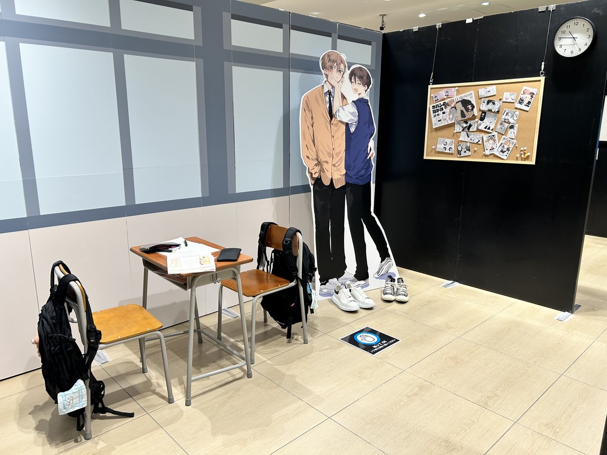7日目スタート💕

東京会場でも大好評だった展示内の教室エリア🐰🐱(フォトスポットA)
このエリアの為に描き下ろされた都と冬夏💕
さらには展示品にはお触りいただけます🥰
本日もお待ちしております👍

前期展示終了まであと3日❣️
#ハレルヤベイビー　＃仔縞楽々
＃ハレべ展　#ハレルヤベイビー展