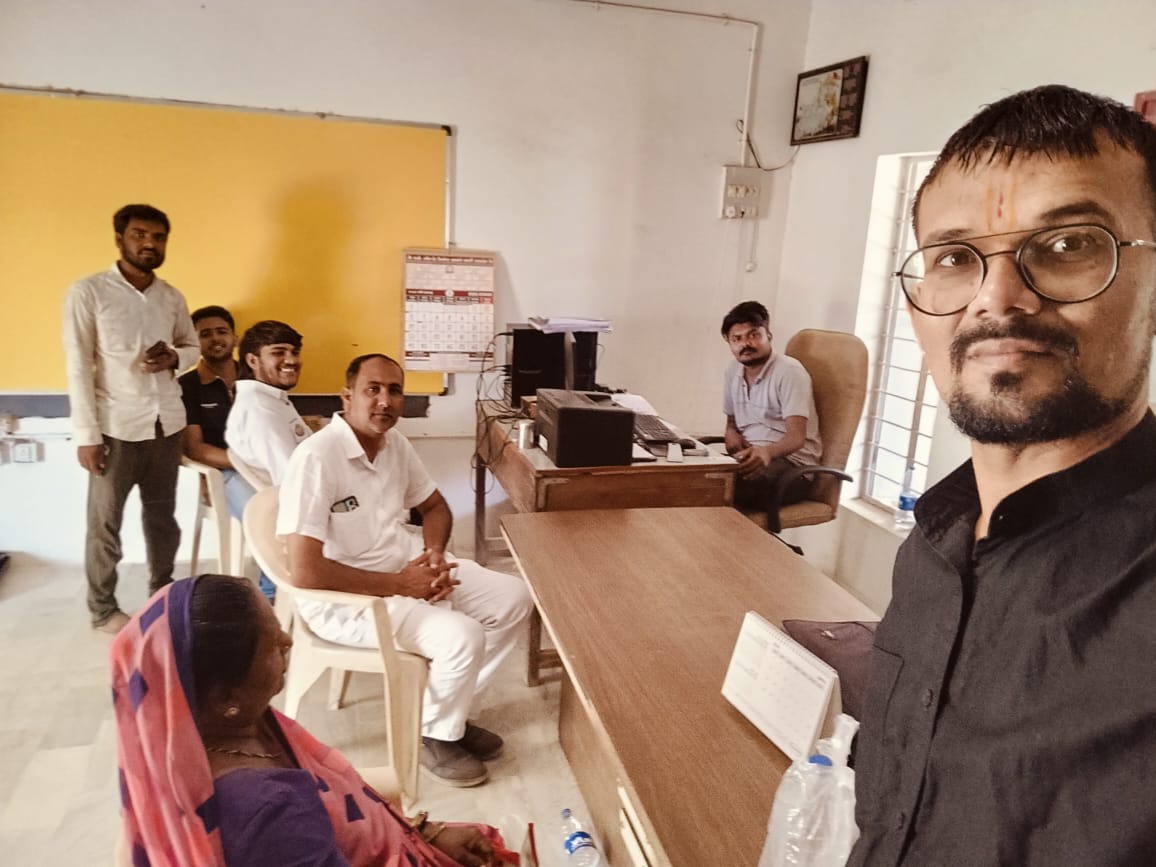 DAOPATAN's tweet photo. આજ રોજ રજા દિવસે પણ પાટણ જીલ્લા નાં ગ્રામસેવક તથા વિસ્તરણ સ્ટાફ દ્વારા વધુમાં વધુ ફાર્મર રજીસ્ટ્રી થાય તે માટે પ્રચાર પ્રસાર અને રજિસ્ટ્રેશન ની કામગીરી કરવામાં આવી રહી છે
@DDO_PATAN @CollectorPatan @InfoPatan https://t.co/bdGPeOhge8