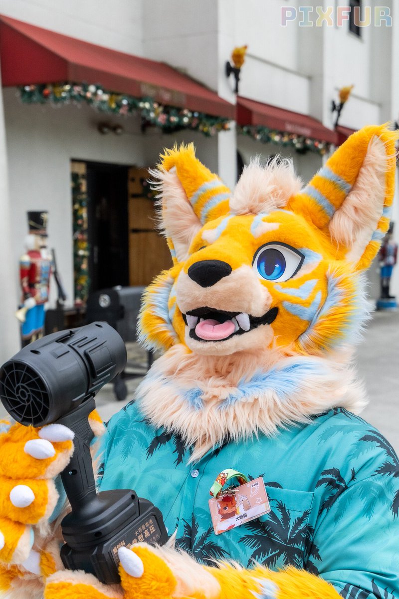 Strong wind！！

📷： <a href="/danielyen1029/">口__水</a> 
🪡： <a href="/wolf_daz/">Daza</a> 

#FursuitFriday