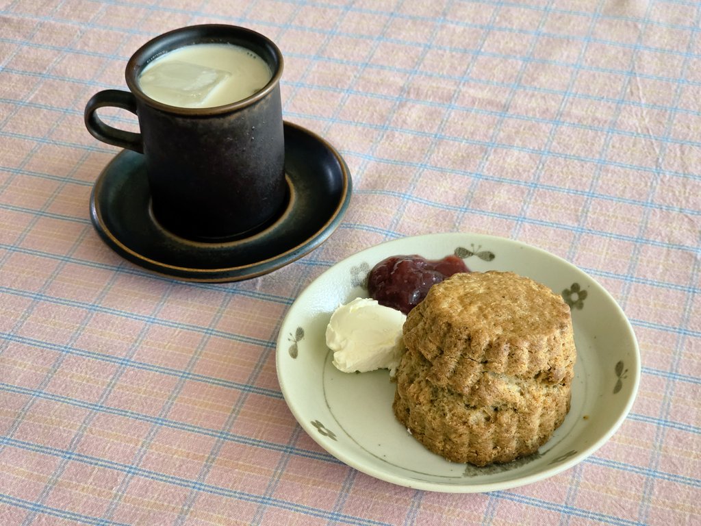 얼그레이 스콘과 철관음 냉침 밀크티.
요건 농향계였던 듯한데 화사하니 넘 좋네. 담에는 청향계로 해봐야지.
중국차 냉침은 슴슴해서 우유의 존재감이 약할수록 좋다. 차 맛보다는 우유에 차 향을 입혀 즐기는 느낌인데 대신 여운이 남는다.
아 도로 차 마시고 싶어져ㅎ
x.com/februarytea/st…