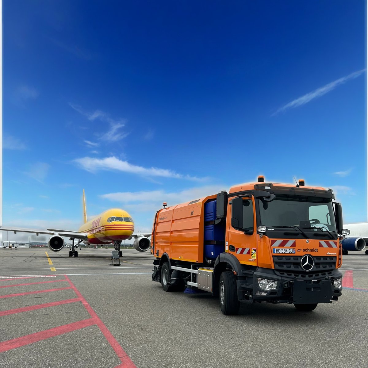 Europe__Service's tweet photo. 🔵🟡 Une 3e balayeuse AS 990 pour l’aéroport de Toulouse-Blagnac !
Notre responsable commercial, Franck Dollé, vient de livrer une nouvelle balayeuse de piste AS 990 signée Schmidt.

Europe Service – Vous facilite la route et la vie ! https://t.co/GJMM3sgcjC