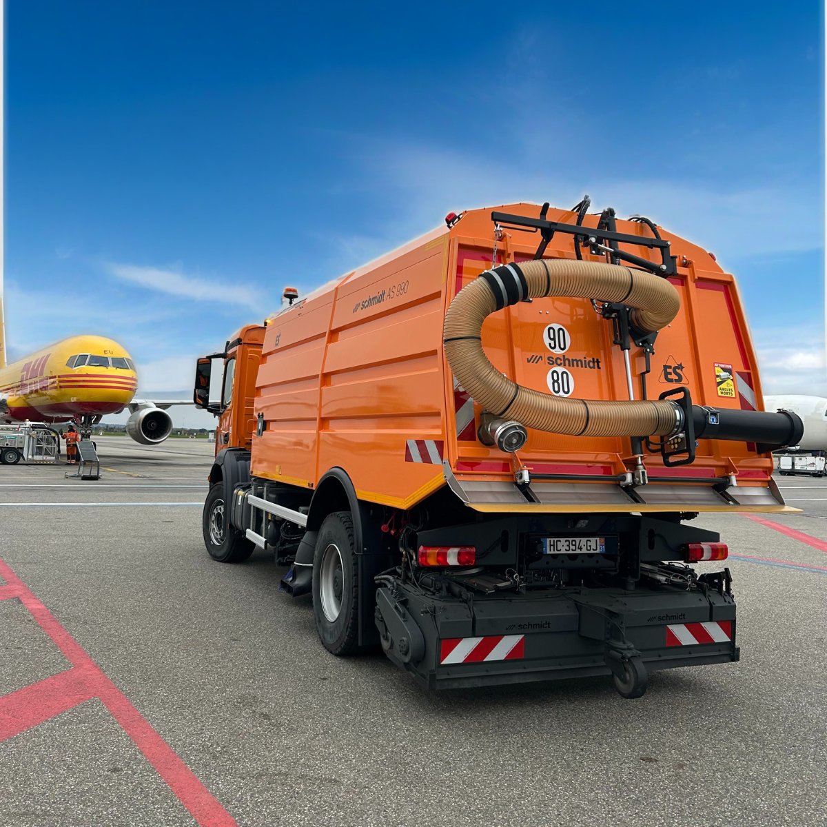 Europe__Service's tweet photo. 🔵🟡 Une 3e balayeuse AS 990 pour l’aéroport de Toulouse-Blagnac !
Notre responsable commercial, Franck Dollé, vient de livrer une nouvelle balayeuse de piste AS 990 signée Schmidt.

Europe Service – Vous facilite la route et la vie ! https://t.co/GJMM3sgcjC