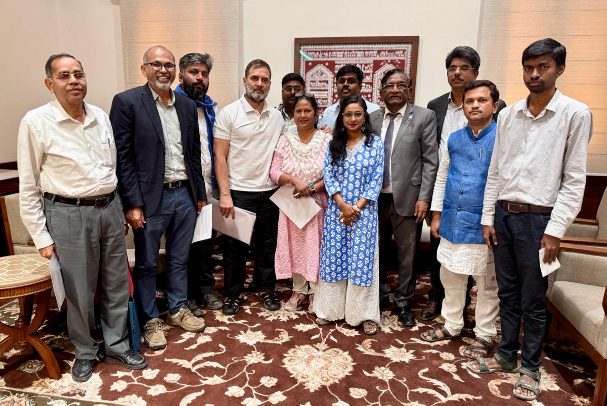 RahulGandhi's tweet photo. हाल ही में संसद में मेरी मुलाक़ात दलित, आदिवासी और OBC समुदाय के छात्रों और शिक्षकों से हुई थी। बातचीत के दौरान उन्होंने बताया कि उन्हें किस तरह कॉलेजों और विश्वविद्यालयों में जाति के आधार पर भेदभाव झेलना पड़ता है।

बाबासाहेब अंबेडकर ने दिखाया था कि शिक्षा ही वह साधन है जिससे वंचित भी सशक्त बन कर जातिभेद को तोड़ सकते हैं।  लेकिन यह बेहद दुर्भाग्यपूर्ण है कि दशकों बाद भी लाखों छात्र हमारी शिक्षा व्यवस्था में जातिगत भेदभाव का सामना कर रहे ‌हैं। 

इसी भेदभाव ने रोहित वेमुला, पायल तड़वी और दर्शन सोलंकी जैसे होनहार छात्रों की जान ली है। ऐसी भयावह घटनाएं किसी भी कीमत पर बर्दाश्त नहीं की जा सकतीं। अब इस अन्याय पर पूरी तरह से रोक लगाने का वक्त है।‌

मैंने सिद्धारमैया जी को पत्र लिखकर आग्रह किया है कि कर्नाटक में रोहित वेमुला एक्ट लागू किया जाए। भारत के किसी भी बच्चे को वो जातिवाद नहीं झेलना चाहिए, जिसे बाबासाहेब अंबेडकर, रोहित वेमुला और करोड़ों लोगों ने सहा है।