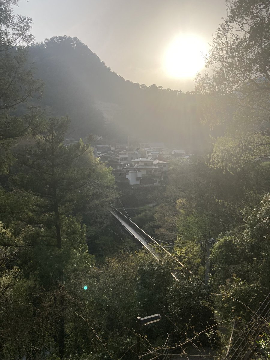 もえぎ橋と愛宕山…奥多摩😉氷川
多摩川は南へ向かって流れている…