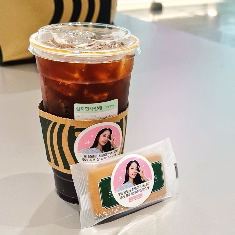 250417 귀궁 제작발표회 &amp; 두시탈출 컬투쇼 서포트 

바쁜 하루를 보낼 지연언니를 위해 오랜만에 뭉친 [지연이의 연하녀들] 🫡 제작발표회 전 지연언니를 비롯한 귀궁팀과 현장분들 든든히 식사하실 수 있게 도시락 서포트 진행, 추가로 컬투쇼 음료 서포트도 진행했습니다! 작게나마 힘이 되었길