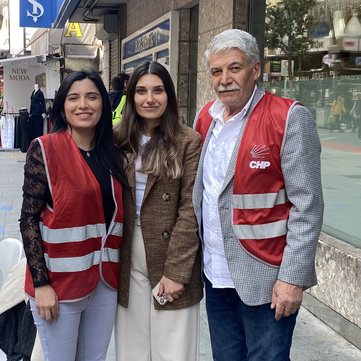 Başkan Hanım (@baskanhnm58) on Twitter photo Bu gurur bizde hep var.🌱
Zaferin adresi Bahçelievler'de omuz omuzayız.
Sevgili PM Üyemiz <a href="/SinemKircicekk/">Sinem Kırçiçek</a> ve
İlçe Başkan yardımcım Münür daştan ile Ekrem İmamoğlu için İmza topluyoruz. Bu gurur bizde hep var.🌱
Zaferin adresi Bahçelievler'de omuz omuzayız.
Sevgili PM Üyemiz <a href="/SinemKircicekk/">Sinem Kırçiçek</a> ve
İlçe Başkan yardımcım Münür daştan ile Ekrem İmamoğlu için İmza topluyoruz.