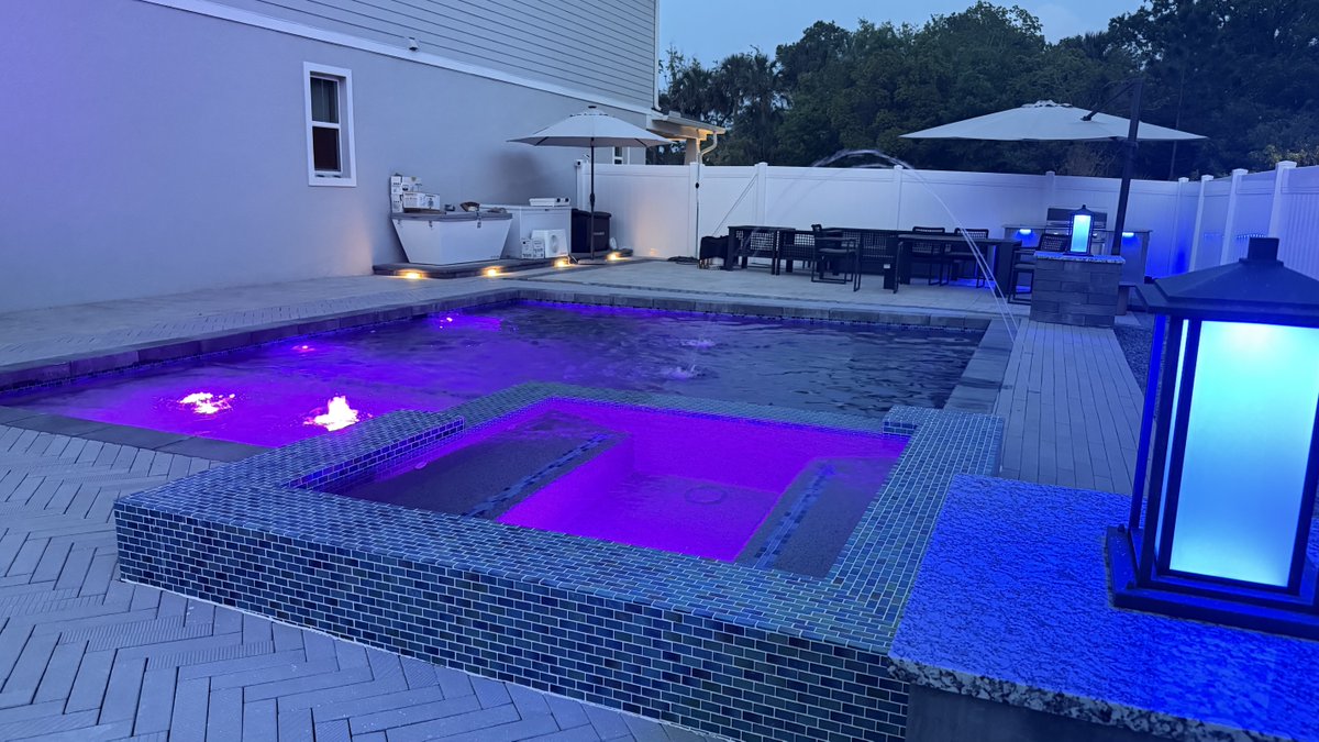Tru_Scapes's tweet photo. A true masterpiece by @hardscapebros featuring our jaw-dropping Noble Pillar Light!😱🙌🏼✨🏠
.. https://t.co/axaIb111ty