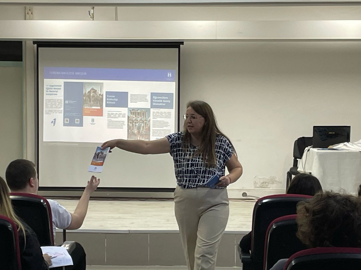 Sakarya Cumhuriyet Anadolu Lisesinde yabancı dil bölümü öğrencilerine üniversitemizi tanıtan ve bu güzel eğitimi sağlayan öğretim elamanımız Dr. Öğr. Üyesi Pınar YENİ PALABIYIK’a teşekkür ederiz