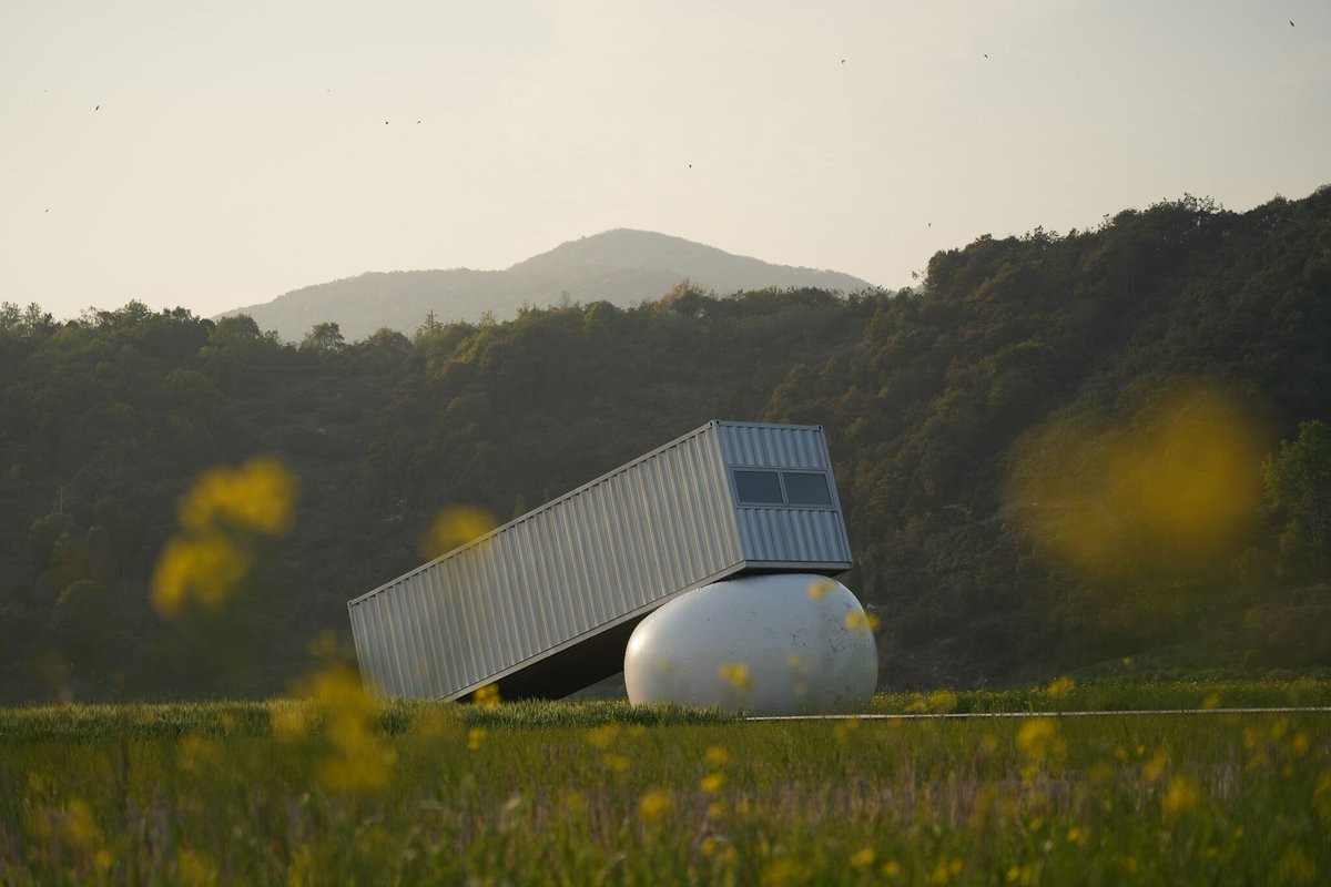 Archello's tweet image. Set in Xiangshan’s rice paddies, the three pavilions create tactile, airy spaces for gathering, reading, and film—merging industrial heft with ephemeral softness.
buff.ly/GiLHc6q

#InflatableArchitecture #ContainerDesign #MaterialContrast