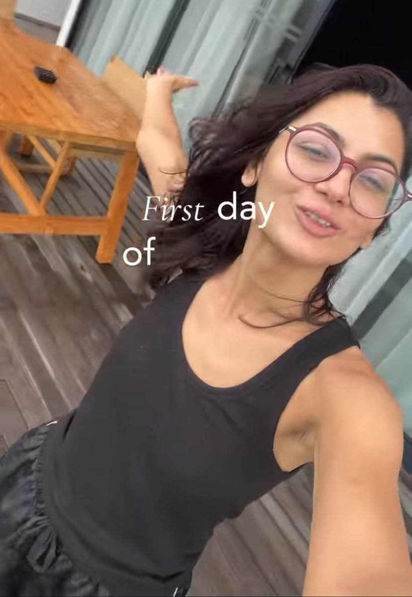 As a woman ,aren't you ashamed to compare, age shame and pit women against each other? As if you'd never grow old! 
And if you wanna support your fave, support, why do you have to bring sriti into this? And this is how my fave looks on a normal day without any makeup