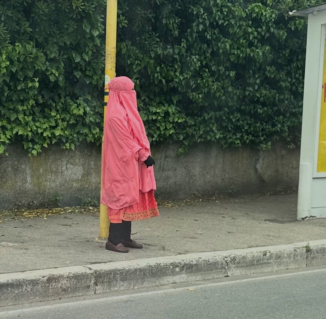 Avete ragione, in Italia esiste e resiste il #patriarcato. Eccolo il patriarcato: quello che subiscono queste donne che ancora nel 2025, devono uscire così, coperte con questi sudari e private di qualsiasi forma di libertà.