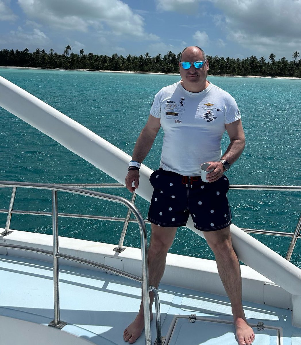 En la vida, ya que estamos, disfrutemos de ella.

“Y a ese mundo genial de las cosas que dices.
No le falta ni amor, ni verdad ni matices.
Un secreto ha entendido al calor de tenerte.
No me faltes mi vida, no puedo perderte”

Buenos días a todos !!!