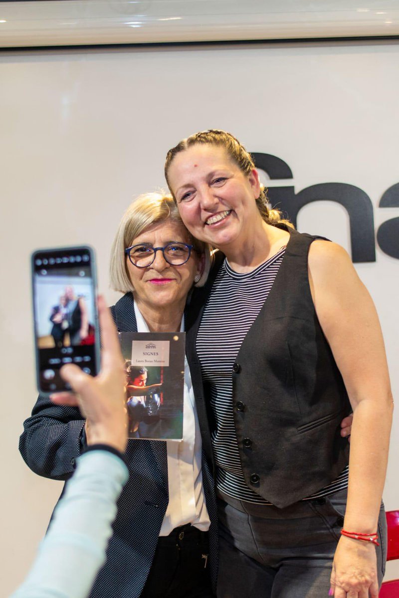 C_E_Marni's tweet photo. El pasado martes 15 de abril nuestra profe @LauraBorao presentó en @Fnac_ESP su último libro SIGNES, una presentación entrañable y llena de emociones. Mucho éxito en este libro y seguro que disfrutaremos de su lectura. #signes #fnacvalencia #lauraborao #llibresenvalencià https://t.co/SKHL5mWr1H