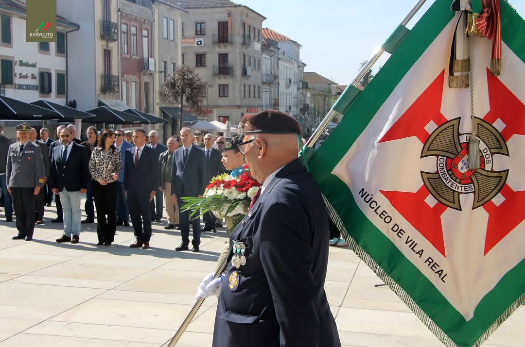 Exercito_pt's tweet photo. 📢 𝐄𝐱é𝐫𝐜𝐢𝐭𝐨 🇵🇹 𝐧ã𝐨 𝐞𝐬𝐪𝐮𝐞𝐜𝐞 🫡

👉 O Exército 🇵🇹 participou, com diversas Unidades, nas comemorações do 107.º Aniversário da Batalha de La Lys e do Dia do Combatente.

#ExércitoPortuguês #ZMM #RA4 #RI13 #RAME #RE3 #Legado_Histórico #Honra #Disponibilidade #Coragem https://t.co/Dcx00M3WhA
