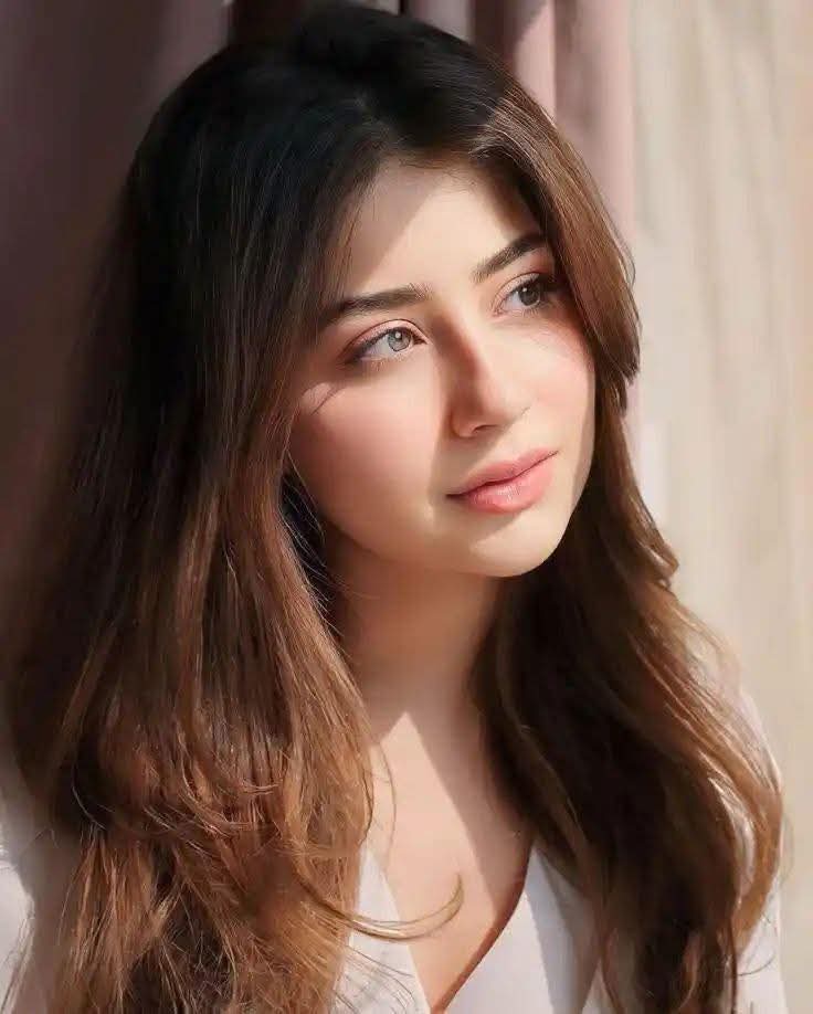 یہ جو دلکش سی بے رُخی ہے تری 
ہم  اسی  بے رُخی  پہ  مرتے  ہیں
#قومی_زبان