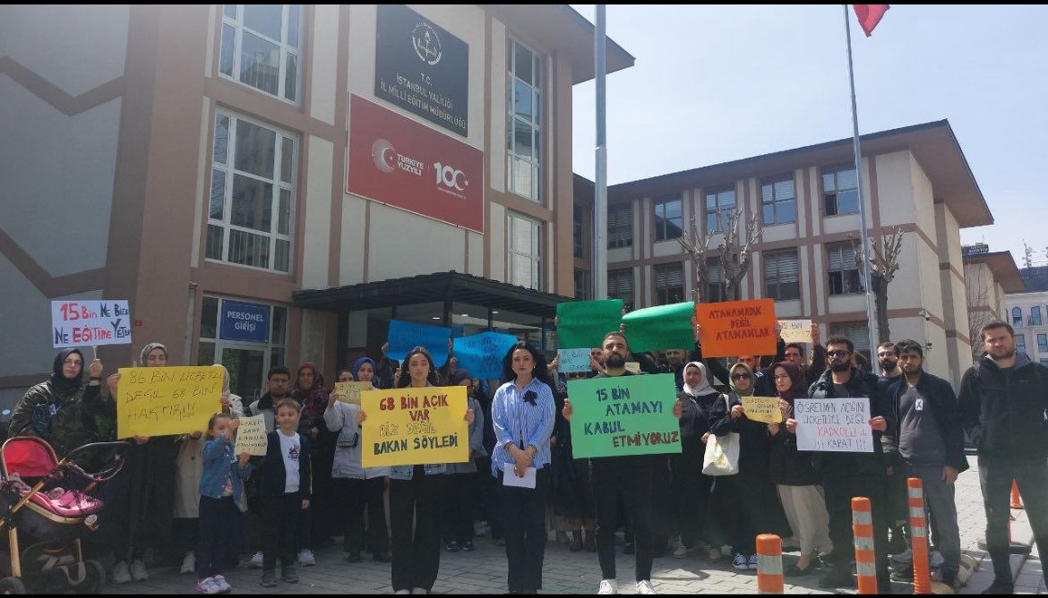 ZelisZhn's tweet photo. Öğretmenler sahada
Ücretliler sınıfta  #Ya2024eEkAtamaYaistifa https://t.co/jKZsJ8N7aX