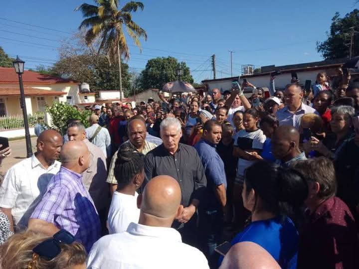 CarlosC64808313's tweet photo. Díaz Canel en el municipio matancero de #Perico intercambió con el pueblo reunido en el parque donde Fidel Castro, el 7 de enero de 1959, se dirigió a  los periqueños a su paso con la Caravana de La Libertad.
#CubaVencerá #MatancerosEnVictoria https://t.co/vAaTuf81PG