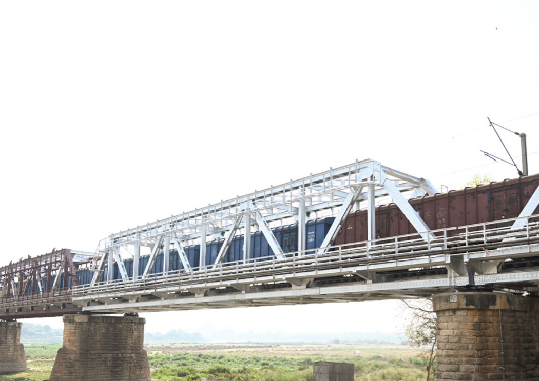 गतिशीलता को नई रफ्तार!
उत्तर प्रदेश के आगरा में यमुना नदी पर नया रेल ब्रिज तैयार।
आगरा फोर्ट-यमुना ब्रिज स्टेशन के बीच ट्रेनों का संचालन होगा तेज।
✅ अप-डाउन ट्रेनों के लिए अलग पुल
✅ संचालन में सटीकता व समय की बचत
✅ अधिक ट्रेनों के संचालन की सुविधा
#RailInfra4UttarPradesh