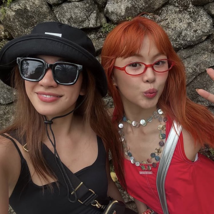 binissante's tweet photo. OMG  MALAIAH SELFIE IN CEBU https://t.co/VbBZlnpDqz