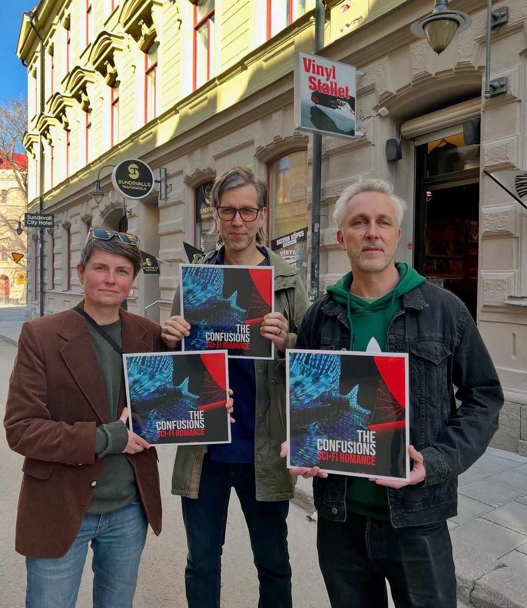 "Heja Sundsvall har lyssnat och gör dubbla tummar upp. Att bandet kan det här med poplåtar som kan härledas till brittiska storheter har vi vetat länge. Beatles spökar bland melodierna. Så är det här också, och ibland tror man att en återuppstånden David Bowie är med på ett hörn"