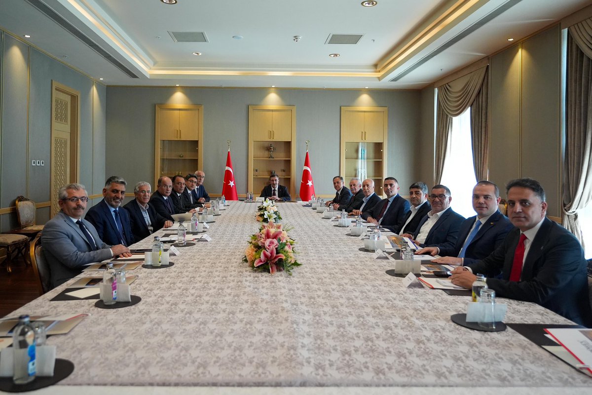 Kadir Çintay (@kadir_cintay12) on Twitter photo Cumhurbaşkanı Yardımcımız, kıymetli büyüğümüz Sn. Dr. <a href="/_cevdetyilmaz/">Cevdet Yılmaz</a>’ın ev sahipliği ve başkanlığında gerçekleştirilen Bingöl Üniversitesi Geliştirme Vakfı (BÜGEV) Mütevelli Heyeti Toplantısı, şehrimizin yükseköğretim vizyonuna yön verecek önemli kararların alındığı, son derece Cumhurbaşkanı Yardımcımız, kıymetli büyüğümüz Sn. Dr. <a href="/_cevdetyilmaz/">Cevdet Yılmaz</a>’ın ev sahipliği ve başkanlığında gerçekleştirilen Bingöl Üniversitesi Geliştirme Vakfı (BÜGEV) Mütevelli Heyeti Toplantısı, şehrimizin yükseköğretim vizyonuna yön verecek önemli kararların alındığı, son derece