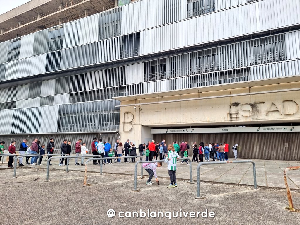 canblanquiverde's tweet photo. 📷 Cola de cordobesistas esperando entrar a El Arcángel. Sesión de entrenamiento en El Arcángel. Hay ganas de #CórdobaCF 💪
#futmasc #LaLigaHypermotion #SegundaDivisión #CórdobaRealOviedo https://t.co/578zWnczbC