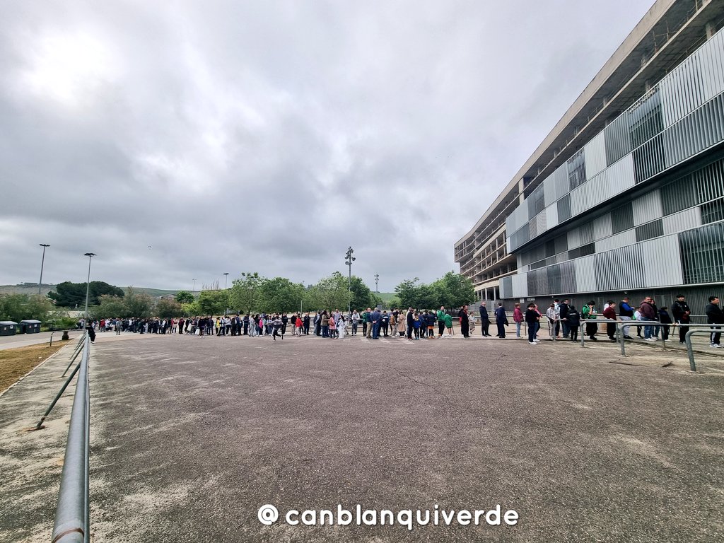 canblanquiverde's tweet photo. 📷 Cola de cordobesistas esperando entrar a El Arcángel. Sesión de entrenamiento en El Arcángel. Hay ganas de #CórdobaCF 💪
#futmasc #LaLigaHypermotion #SegundaDivisión #CórdobaRealOviedo https://t.co/578zWnczbC