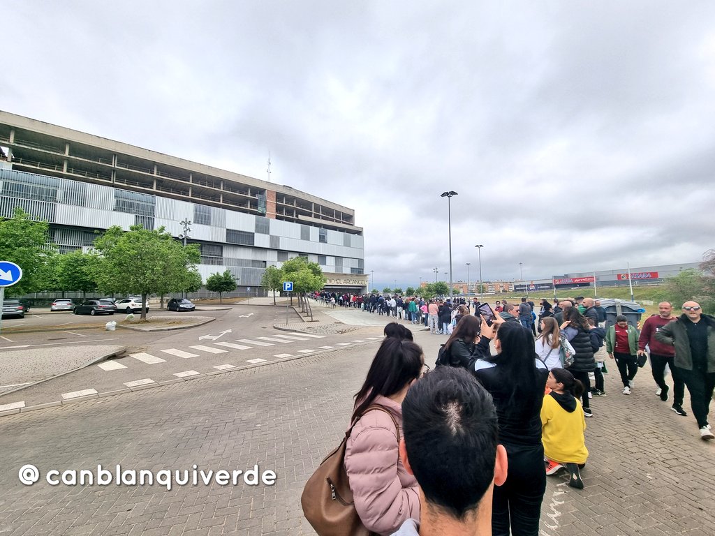 canblanquiverde's tweet photo. 📷 Cola de cordobesistas esperando entrar a El Arcángel. Sesión de entrenamiento en El Arcángel. Hay ganas de #CórdobaCF 💪
#futmasc #LaLigaHypermotion #SegundaDivisión #CórdobaRealOviedo https://t.co/578zWnczbC