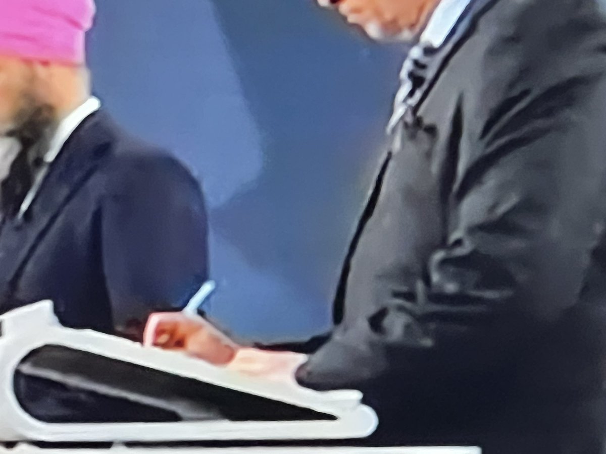 Concerned_YXE's tweet photo. Who holds their pen like this? @yfblanchet 
#Debate2025 https://t.co/Lli3YoWnWr