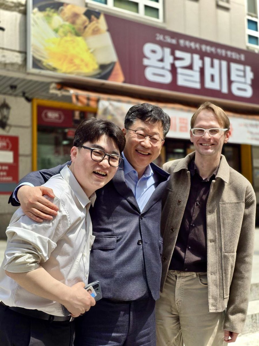 ahnho065's tweet photo. 오랜만에 헬마우스 임경빈 작가님을 만났습니다.
예나 지금이나, 변함없이 날카롭고 유쾌하더군요.

점심 한 끼 함께하며 웃고, 배우고, 감탄했습니다.
시사를 풀어내는 내공은 여전히 대단했습니다.

다음엔 유튜브에서 또 만나요!
늘 응원합니다, 작가님. https://t.co/CA9gCZhtpE