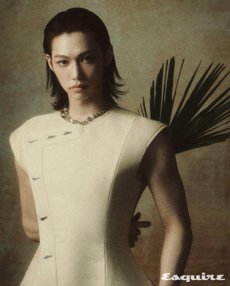 felix esquire korea interview! 

q. felix is wearing the louis vuitton women's clothing line. that requires a lot of confidence.

felix: actually, it aligns with the kind of vibe i'm pursuing for so it doesn't feel like a burden. i've always aimed for the unisex style and i was
