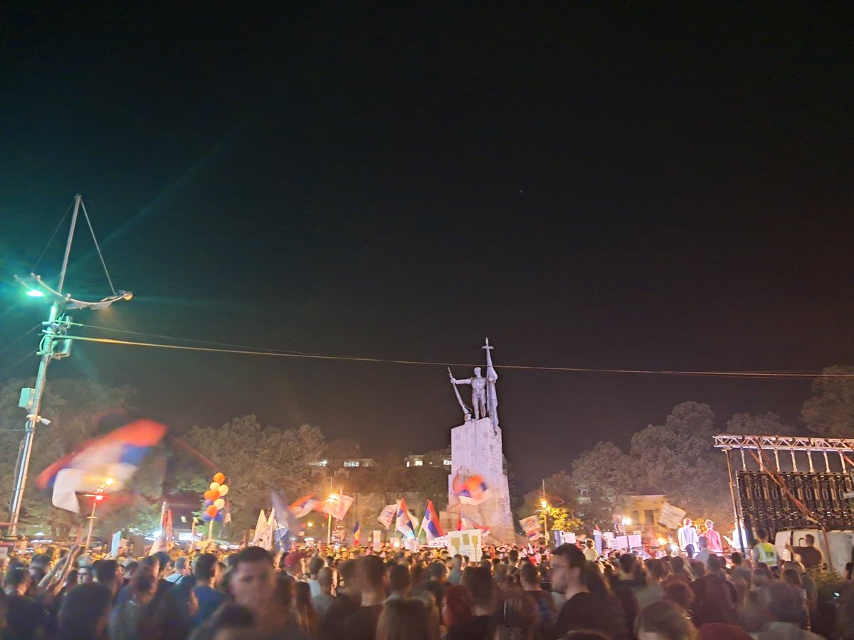 dominacijaa's tweet photo. Nad Kraljevom živa vatra seva, stiže student i s desna i s leva💚 https://t.co/q0tltJdvs7