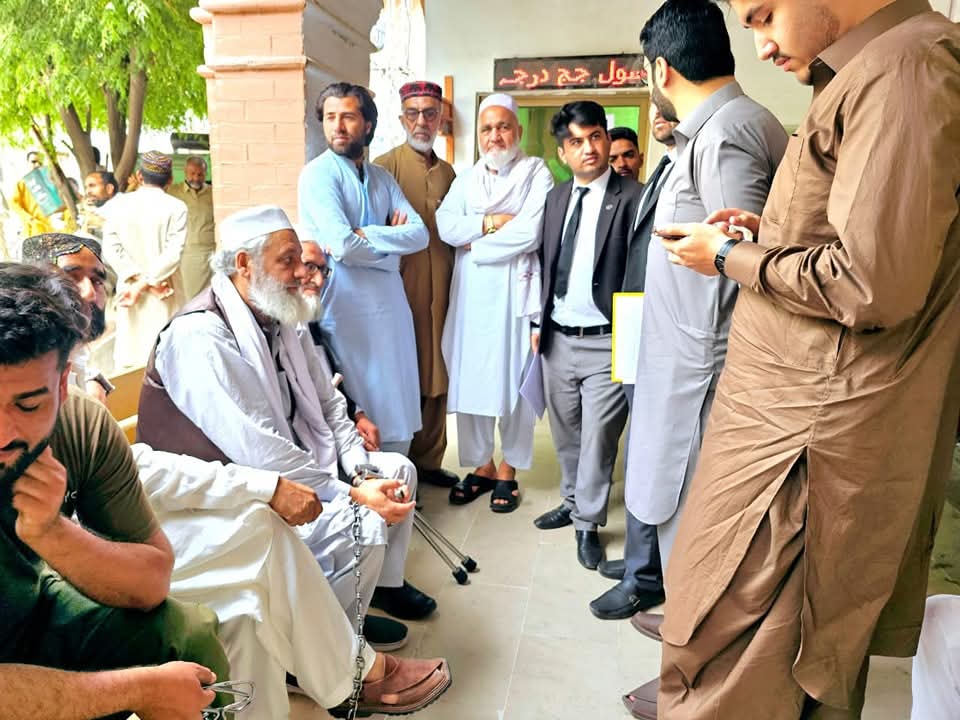ptm_momand's tweet photo. آج ملک نصیر کوکی خيل کو اٹک عدالت میں پیش کیا گیا۔ ان پر 302 کی دفعہ کے تحت مقدمہ درج ہے، جس میں اج ملک نصیر کوکی خیل کو جوڈیشل کیا گیا  
دوسرا ایف آئی آر جو اسلحے سے متعلق ہے، اس میں اج ضمانت جمع کر دی گئی۔
#ReleaseMalakNaseer 
#ConfessionsAtGunpoint https://t.co/swhKlaA48r
